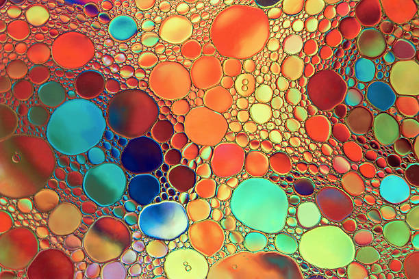 close up of oil drop on water surface. - kleurenfoto fotos stockfoto's en -beelden