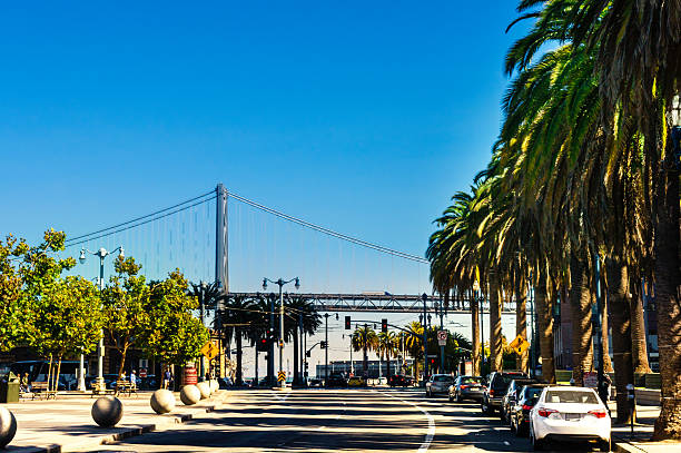 вид на улицу сан-франциско от эмбаркадеро до моста окленд бэй - bay bridge san francisco county san francisco bay area landscaped стоковые фото и изображения