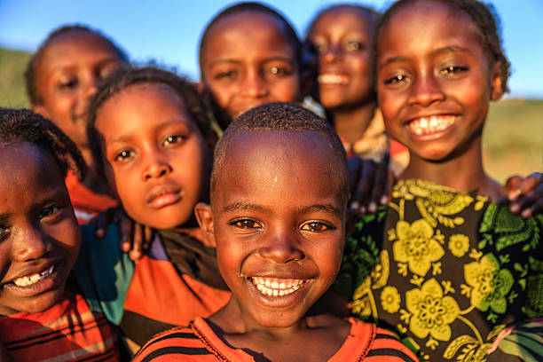 feliz grupo de niños de áfrica y áfrica oriental - village africa ethiopian culture ethiopia fotografías e imágenes de stock