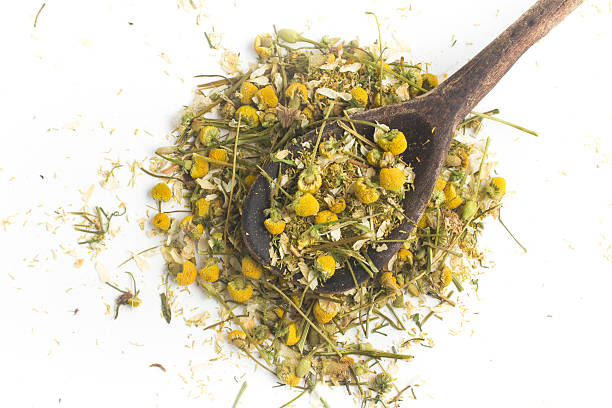 té de manzanilla seco en una cuchara - tea organic single flower flower fotografías e imágenes de stock