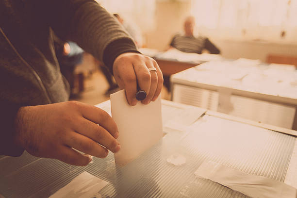 투표소에서 투표하는 사람 - voting ballot human hand envelope photography 뉴스 사진 이미지