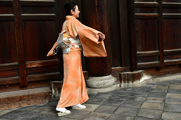 une japonaise faisant la démonstration de son kimono au temple tofuku-ji de kyoto - obi sash photos et images de collection