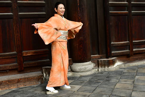 une japonaise faisant la démonstration de son kimono au temple tofuku-ji de kyoto - obi sash photos et images de collection
