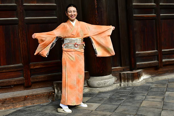 donna giapponese che dimostra il suo kimono al tempio tofuku-ji, kyoto - obi sash foto e immagini stock