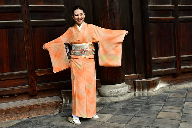 donna giapponese che dimostra il suo kimono al tempio tofuku-ji, kyoto - obi sash foto e immagini stock