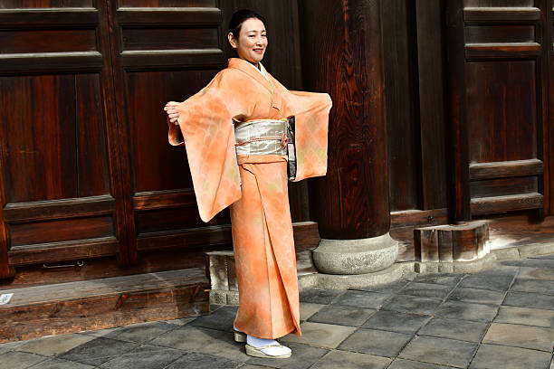 mujer japonesa demostrando su kimono en el templo tofuku-ji, kioto - obi sash fotografías e imágenes de stock