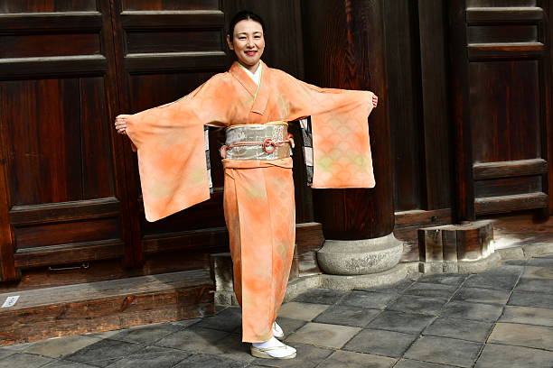 une japonaise faisant la démonstration de son kimono au temple tofuku-ji de kyoto - obi sash photos et images de collection