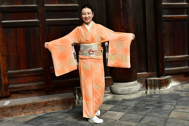 donna giapponese che dimostra il suo kimono al tempio tofuku-ji, kyoto - obi sash foto e immagini stock