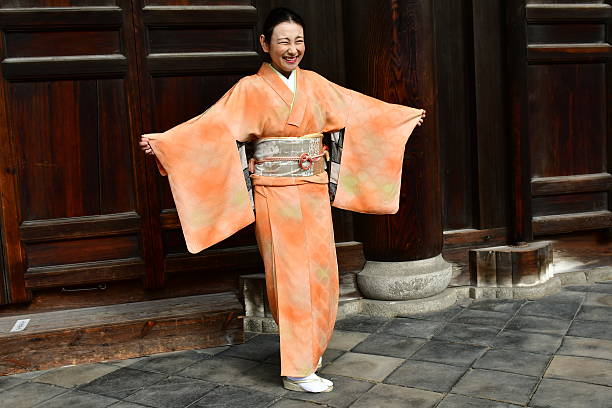 mujer japonesa demostrando su kimono en el templo tofuku-ji, kioto - obi sash fotografías e imágenes de stock