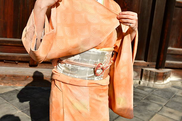 une japonaise faisant la démonstration de son kimono au temple tofuku-ji de kyoto - obi sash photos et images de collection