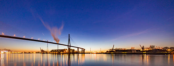 istock Koehlbrandbruecke - Hamburg 636871462