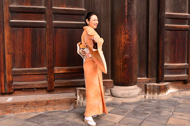 mujer japonesa demostrando su kimono en el templo tofuku-ji, kioto - obi sash fotografías e imágenes de stock