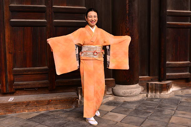 donna giapponese che dimostra il suo kimono al tempio tofuku-ji, kyoto - obi sash foto e immagini stock