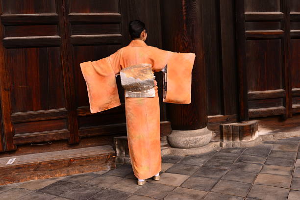 une japonaise faisant la démonstration de son kimono au temple tofuku-ji de kyoto - obi sash photos et images de collection