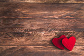 フェルトハートを持つバレンタイン木製の背景。フラットレイ。