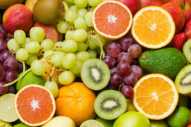 varias frutas maduras para comer sano - kiwi vegetable cross section fruit fotografías e imágenes de stock