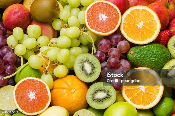 Photo libre de droit de Divers Fruits Mûrs Pour Manger Sainement banque d'images et plus d'images libres de droit de Fruit - Fruit, Légume, Variété