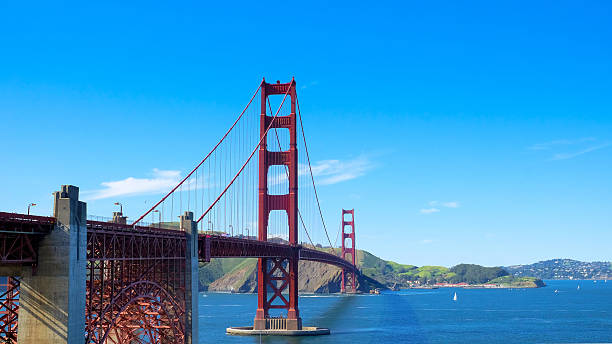istock Golden Gate Bridge with clear sky in autumn 636878816