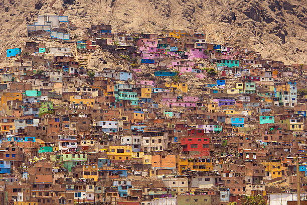 favelas de lima pérou - lima peru photos et images de collection