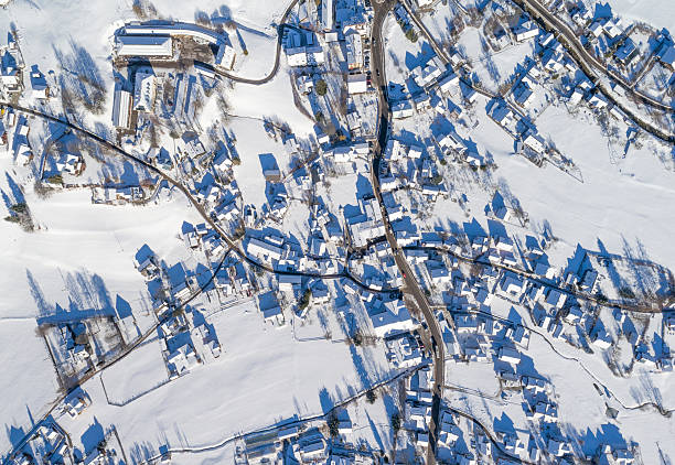 altaussee, зимняя деревня покрыта снегом - bad aussee стоковые фото и изображения