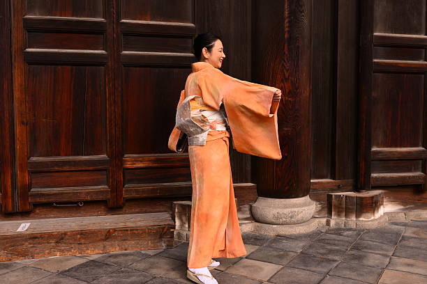 donna giapponese che dimostra il suo kimono al tempio tofuku-ji, kyoto - obi sash foto e immagini stock