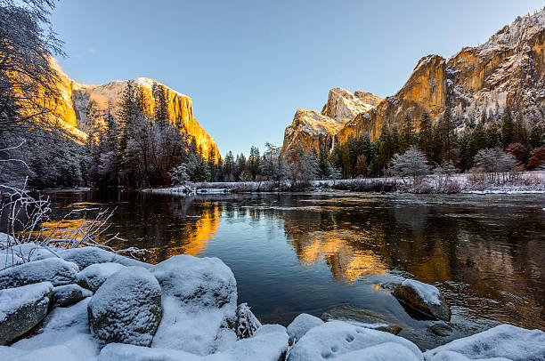 dolina yosemite zimą - winter stream river snowing zdjęcia i obrazy z banku zdjęć