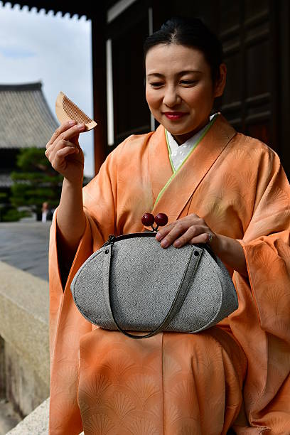 donna giapponese in kimono che si pettina i capelli a tofuku-ji, kyoto - obi sash foto e immagini stock