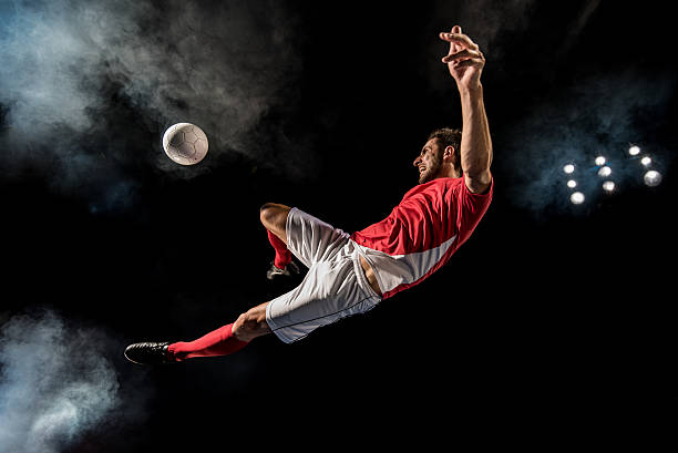 jogador de futebol chutando  - soccer soccer player kicking soccer ball - fotografias e filmes do acervo