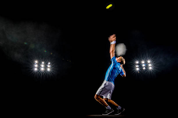 игра в теннис на корте - tennis serving men court стоковые фото и изображения