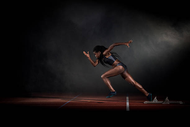 sportowiec na linii startu - muscular build sprinting jogging athlete zdjęcia i obrazy z banku zdjęć