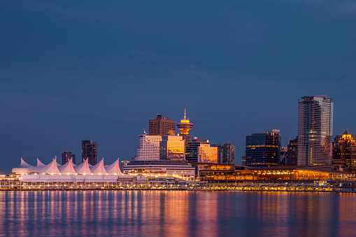 Horizonte de la ciudad de Vancouver después de la puesta del sol. photo