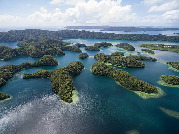 île de koror aux palaos. archipel, partie de la région de micronésie - micronesia lagoon palau aerial view photos et images de collection