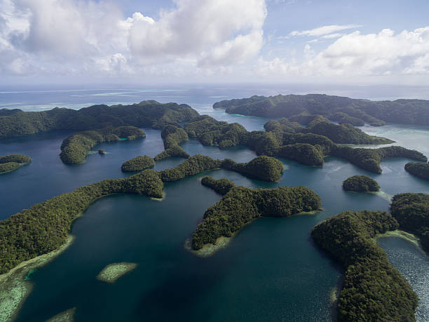 île de koror aux palaos. archipel, partie de la région de micronésie - micronesia lagoon palau aerial view photos et images de collection