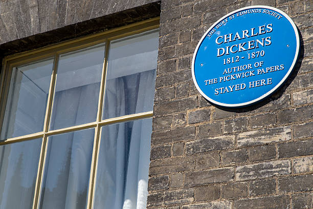 charles dickens plaque in bury st. edmunds - buchtitel stock-fotos und bilder