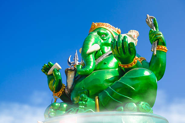 grüne große ganesha hindu gott statue. - indigenous culture famous place thailand bangkok stock-fotos und bilder