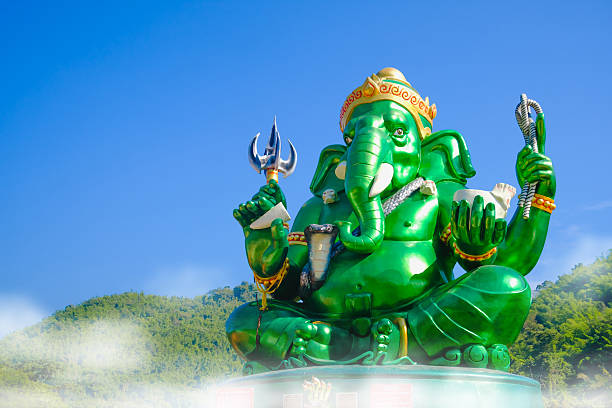 estátua verde grande ganesha hindu deus. - indigenous culture famous place thailand bangkok - fotografias e filmes do acervo