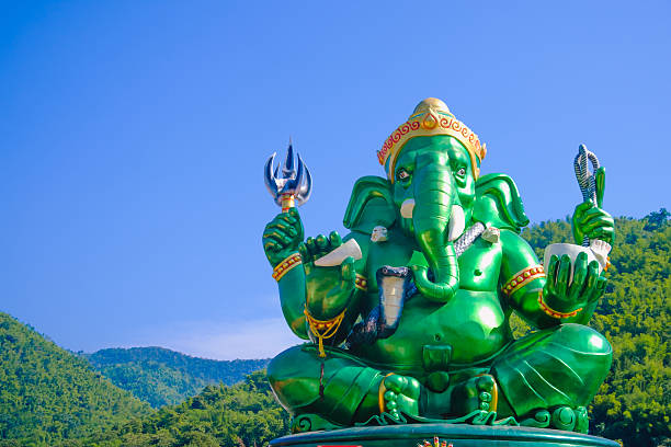 grüne große ganesha hindu gott statue. - indigenous culture famous place thailand bangkok stock-fotos und bilder