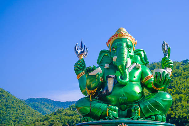 estátua verde grande ganesha hindu deus. - indigenous culture famous place thailand bangkok - fotografias e filmes do acervo