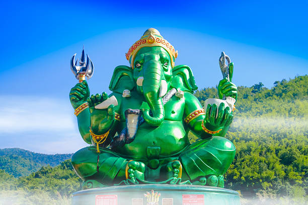 grüne große ganesha hindu gott statue. - indigenous culture famous place thailand bangkok stock-fotos und bilder