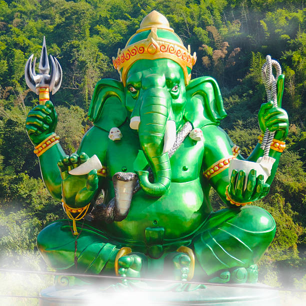 grüne große ganesha hindu gott statue - indigenous culture famous place thailand bangkok stock-fotos und bilder