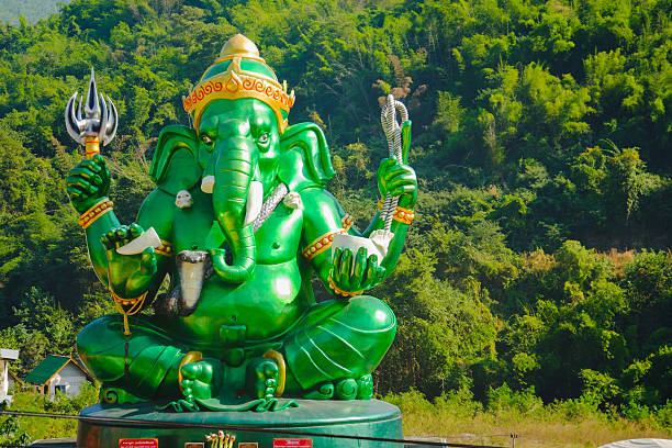 grüne große ganesha hindu gott statue - indigenous culture famous place thailand bangkok stock-fotos und bilder