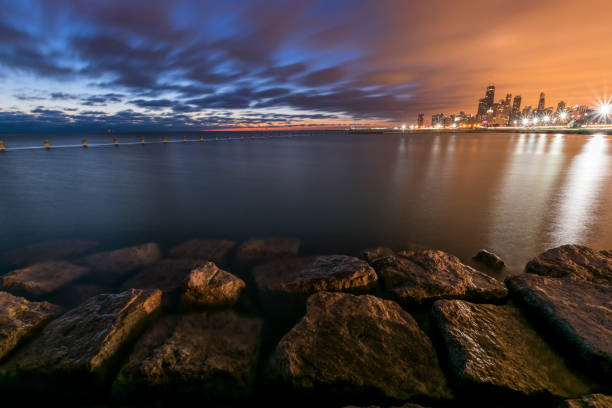istock Dark Morning In Chicago 636895220