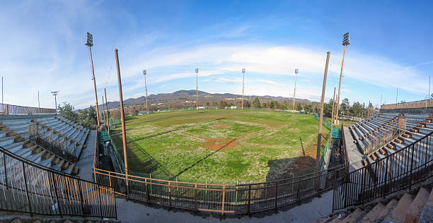 古い放棄された野球場のパノラマビュー - baseball sky old sport ストックフォトと画像