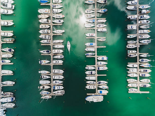 vista aérea de estacionamento de barco. - marina - fotografias e filmes do acervo