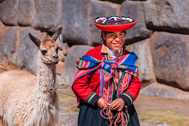 peruwiański dziewczyny w stroje narodowe spaceru z lamy w pobliżu cuzco - calca zdjęcia i obrazy z banku zdjęć