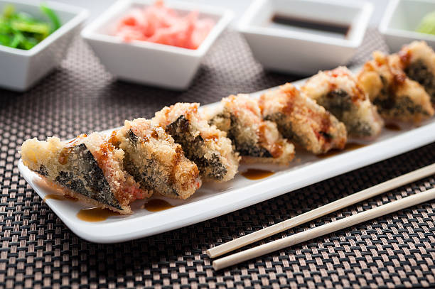 istock Baked and crunchy sushi triangles 636905736