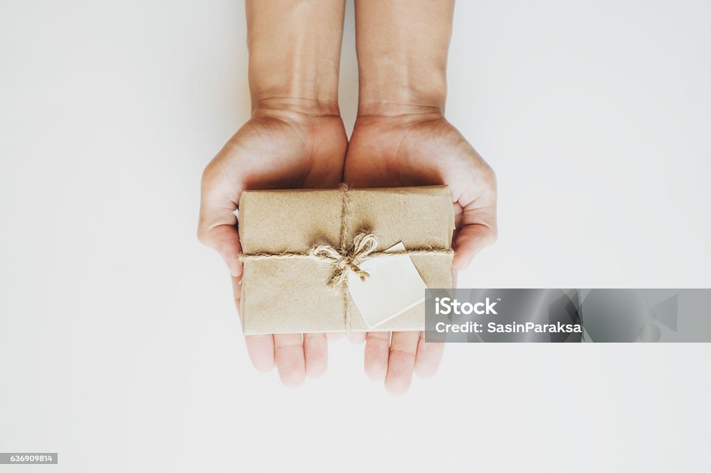 Boîte-cadeau de colis à la main, avec billet en papier vierge, - Photo de Cadeau libre de droits
