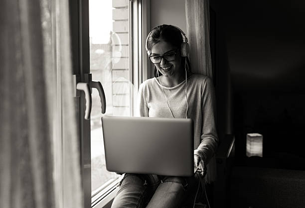 istock Listening to music 636915602