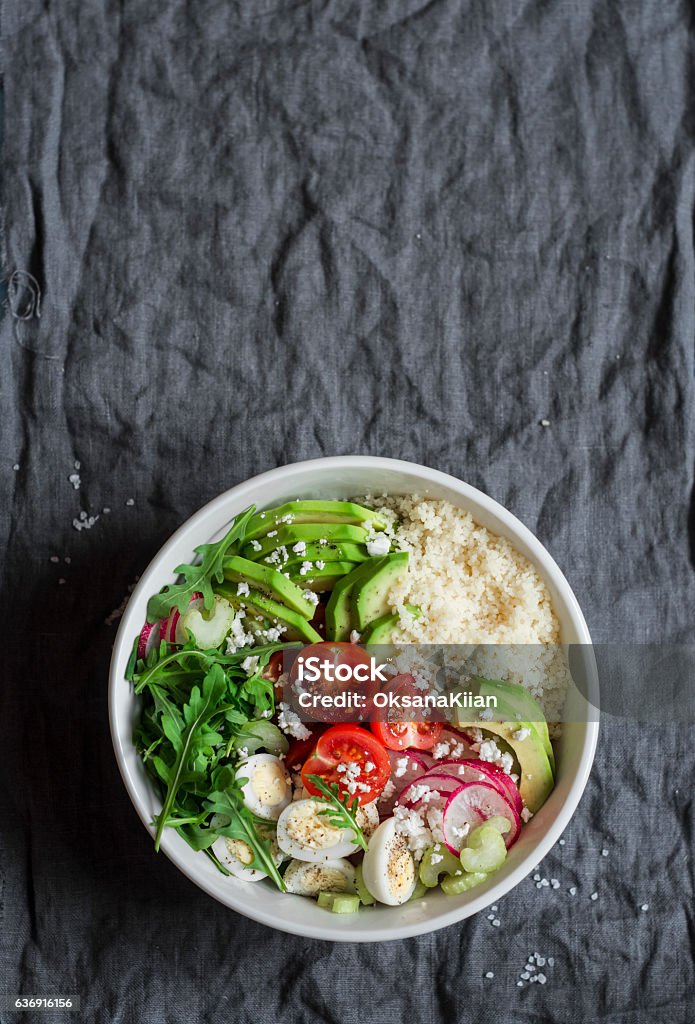 Bol de couscous et de légumes. Concept d’alimentation saine, alimentaire et végétarienne - Photo de Bol et saladier libre de droits