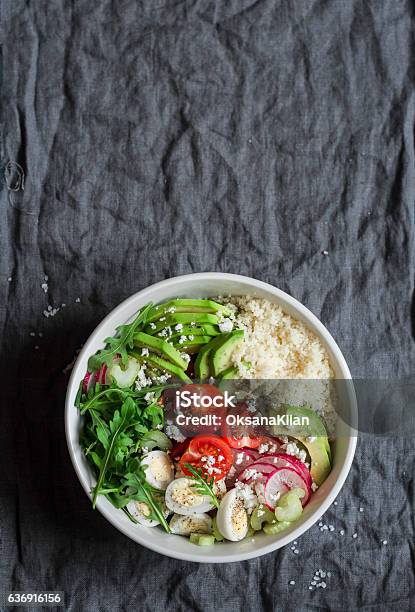 Photo libre de droit de Bol De Couscous Et De Légumes Concept Dalimentation Saine Alimentaire Et Végétarienne banque d'images et plus d'images libres de droit de Bol et saladier